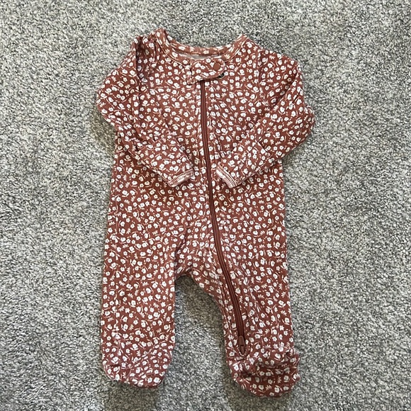 Newborn Baby Girl Carter’s Bundle of clothes - Picture 6 of 9